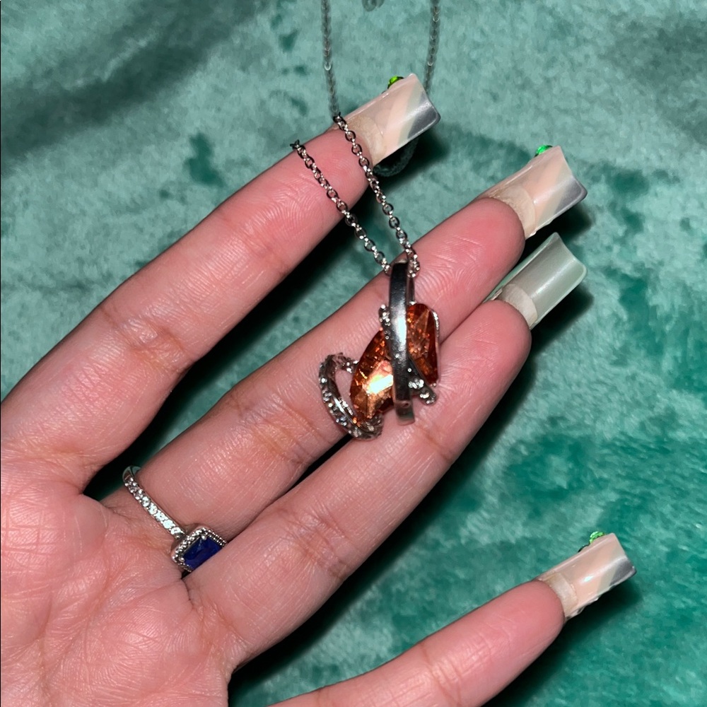 Chic Silver Necklace with amber crystal